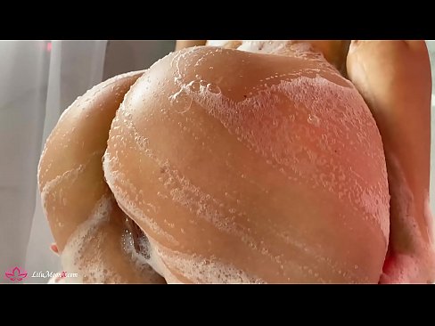 ❤️ Brunette o ipholla litho tsa botona kapa botšehali ho li khotsofatsa Pussy e nang le Vibrator ho ea ho Intense Orgasm in Shower ️  ☑